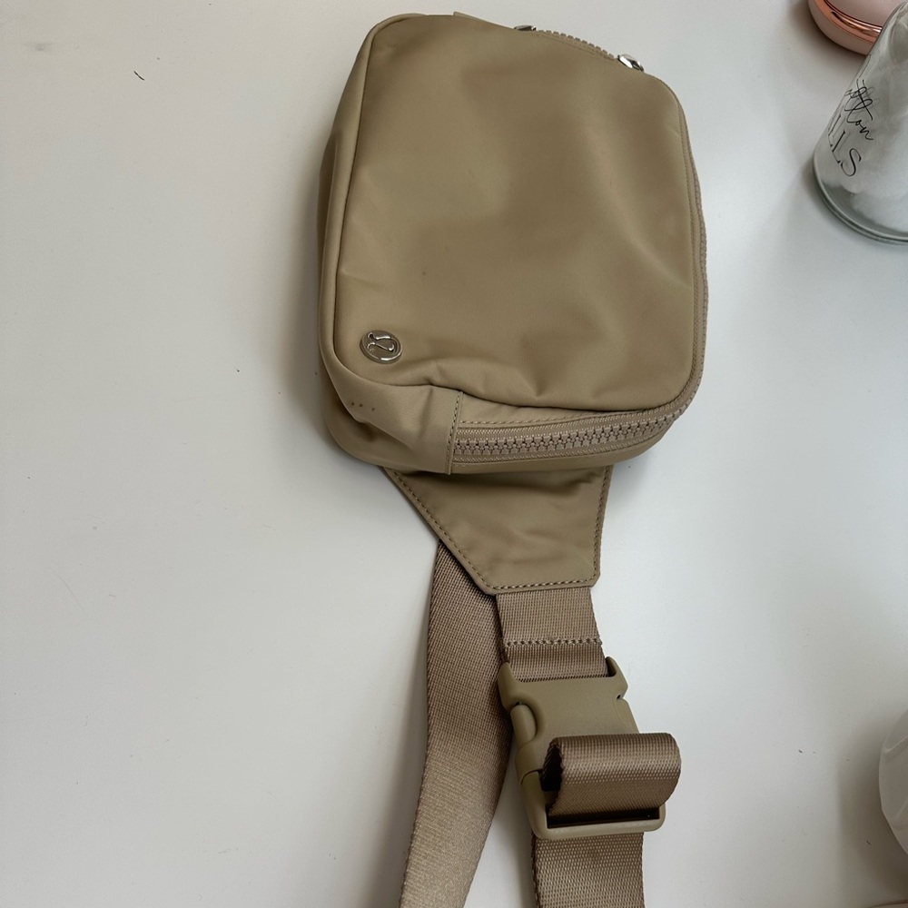Lululemon Everywhere Belt Bag 2L (trench) - Picture 2 of 5